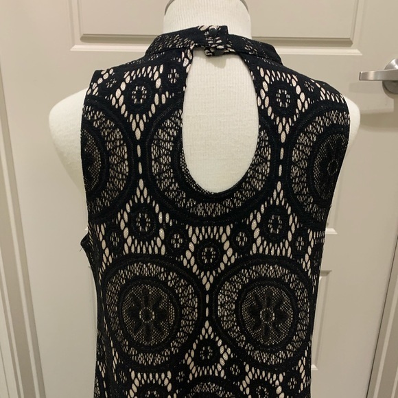 Love Fire Elegant Cocktail Dress, Black lace w/ white and soft gold underlay, M - Picture 11 of 14